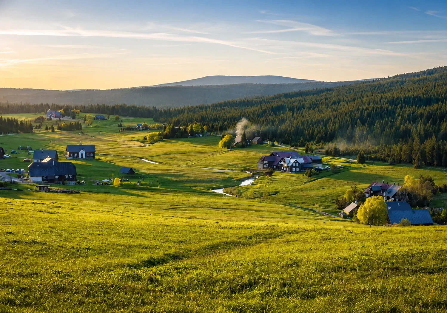 Panoramatický pohled na Jizerské hory se západem slunce